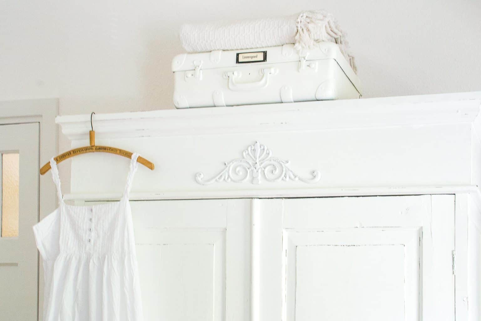 How to remove decorative trim from furniture - Songbird