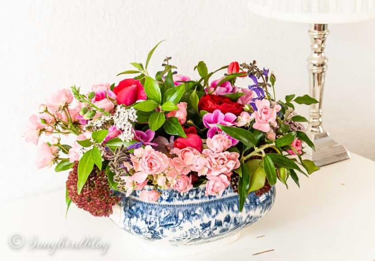 How to Arrange Flowers Like a Pro (with this easy HACK)