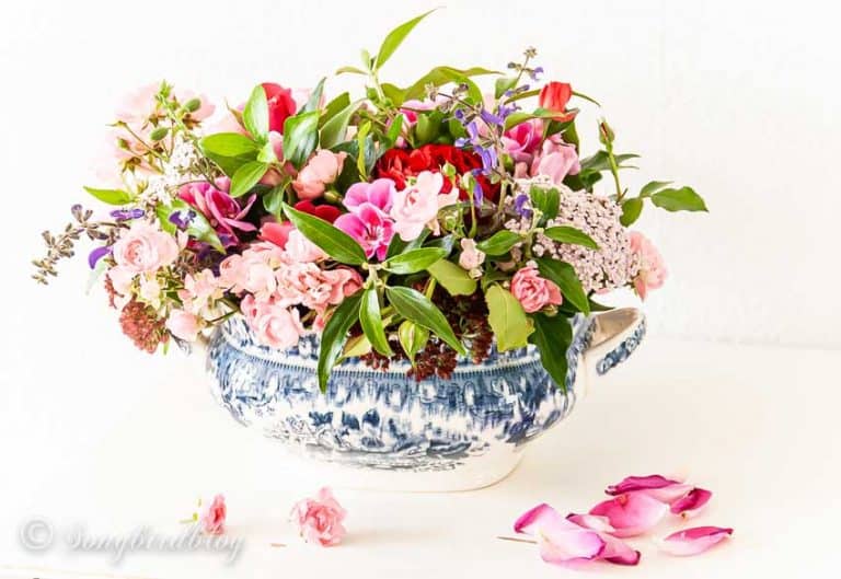 How to Arrange Flowers Like a Pro (with this easy HACK)