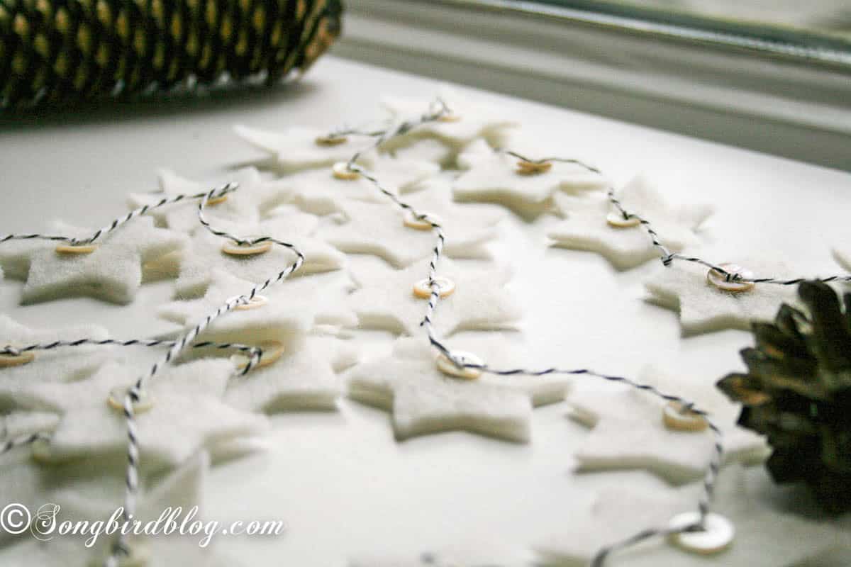 DIY felt star Christmas garland draped on a table.